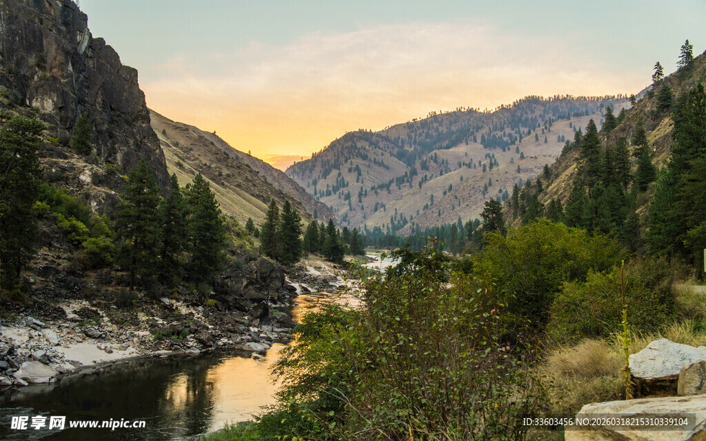 山间河流的秀丽自然风光