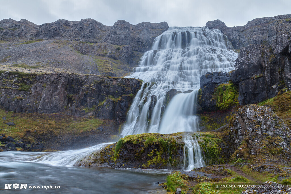 山间壮丽瀑布景观