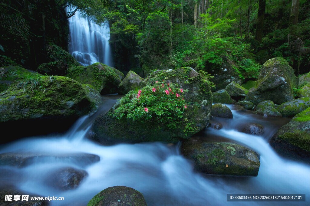 山间溪流瀑布的自然美景