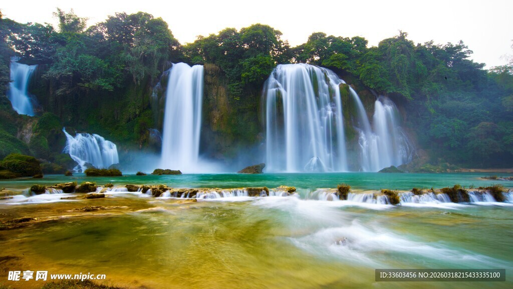 壮丽瀑布与碧绿潭水景观
