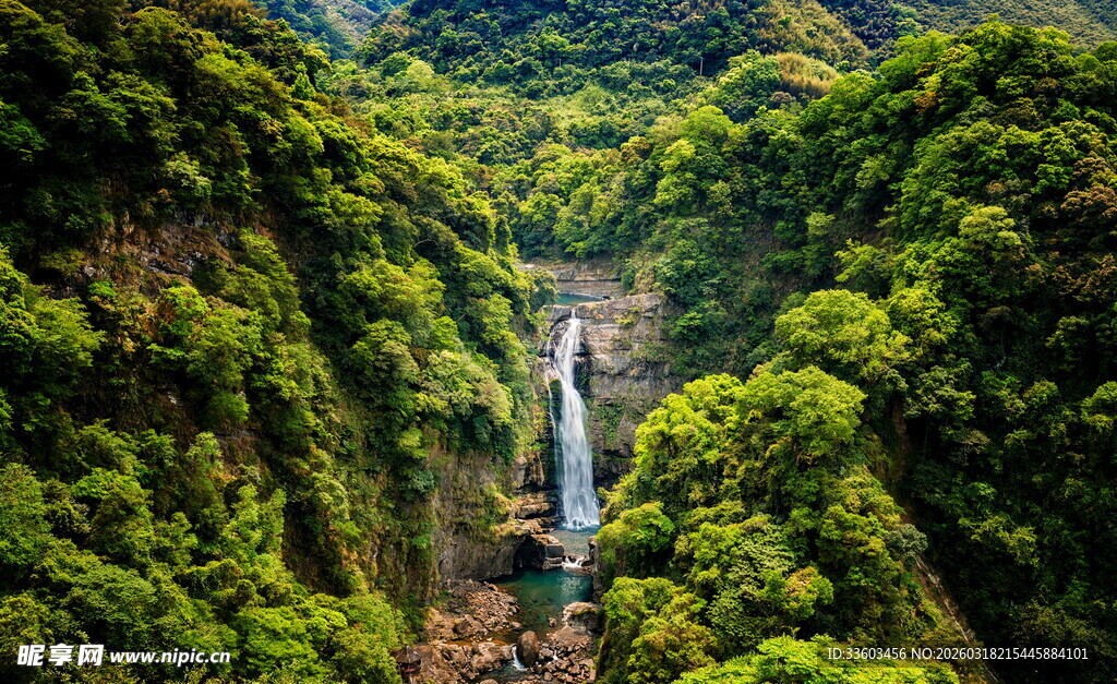 雨林深处壮丽瀑布景观