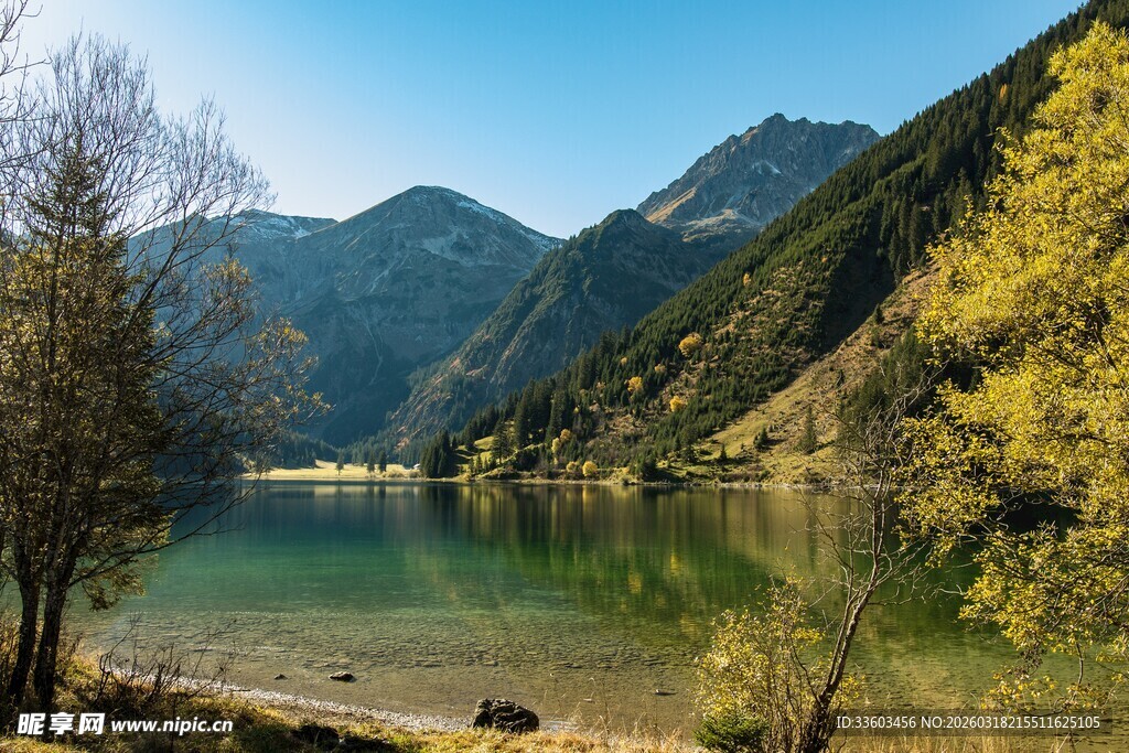 山间秀丽湖泊风光