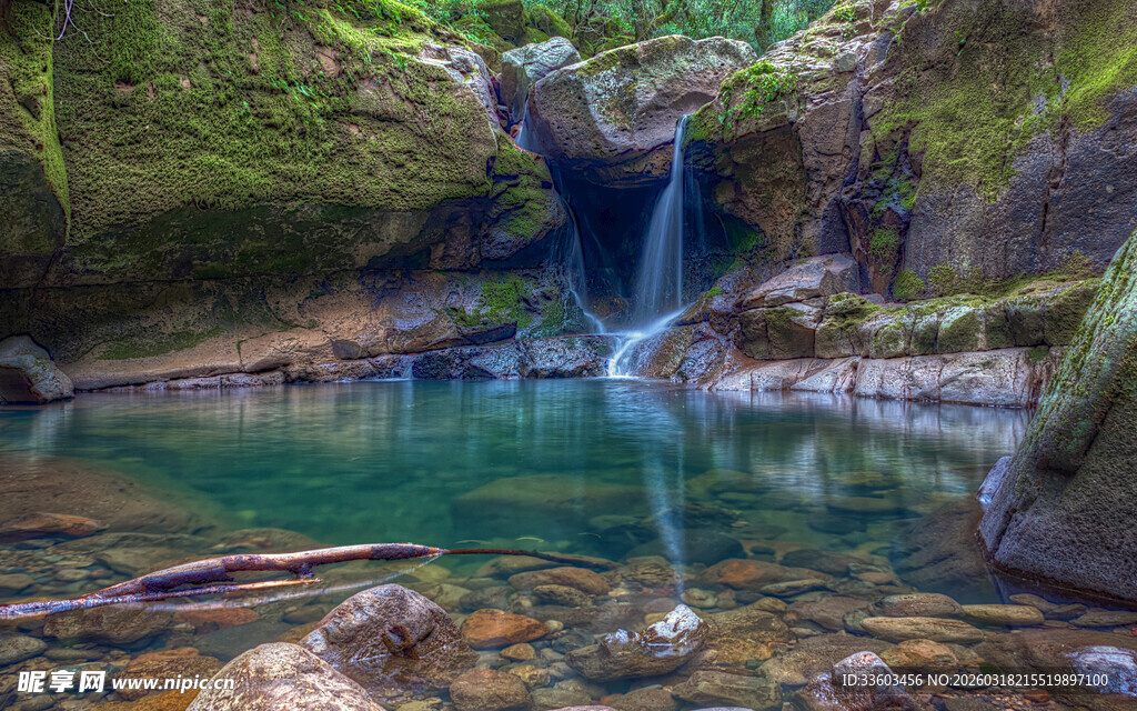 山间清幽小瀑布与碧潭