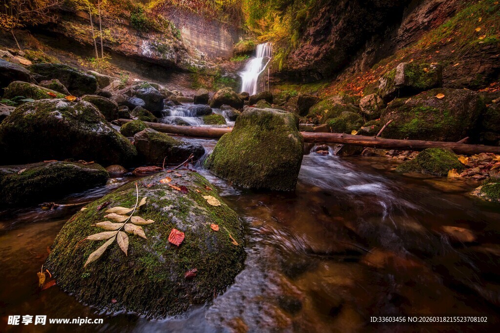山间溪流中的多彩石头