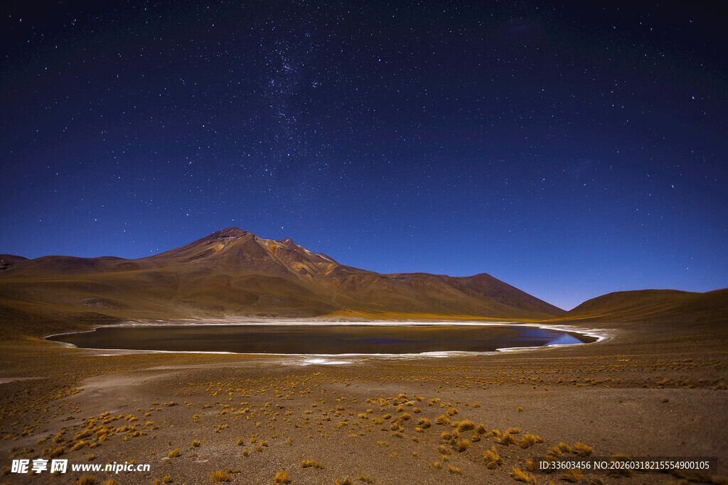 荒漠星空下的静谧湖泊