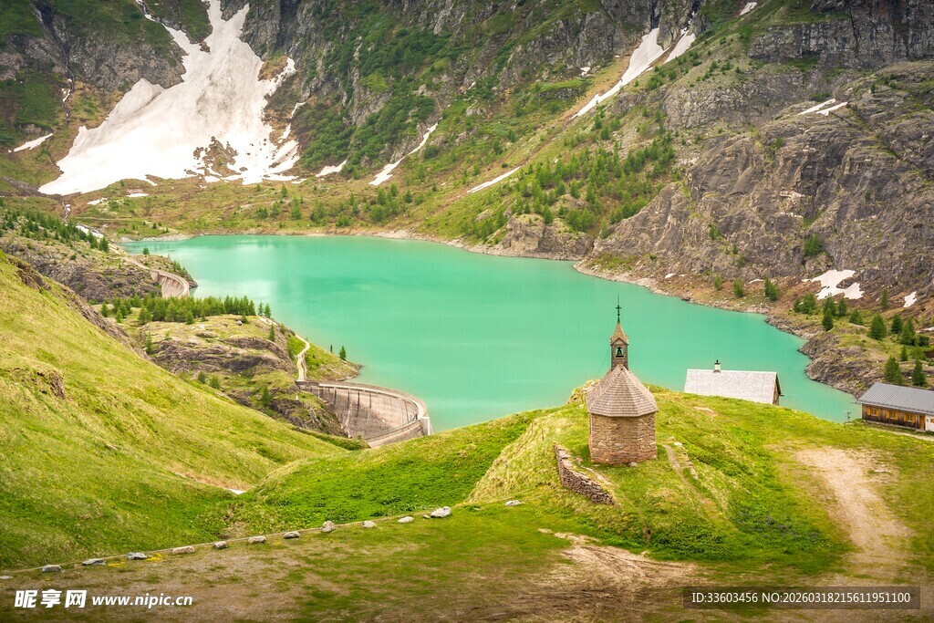 山间翠湖旁的古朴小屋
