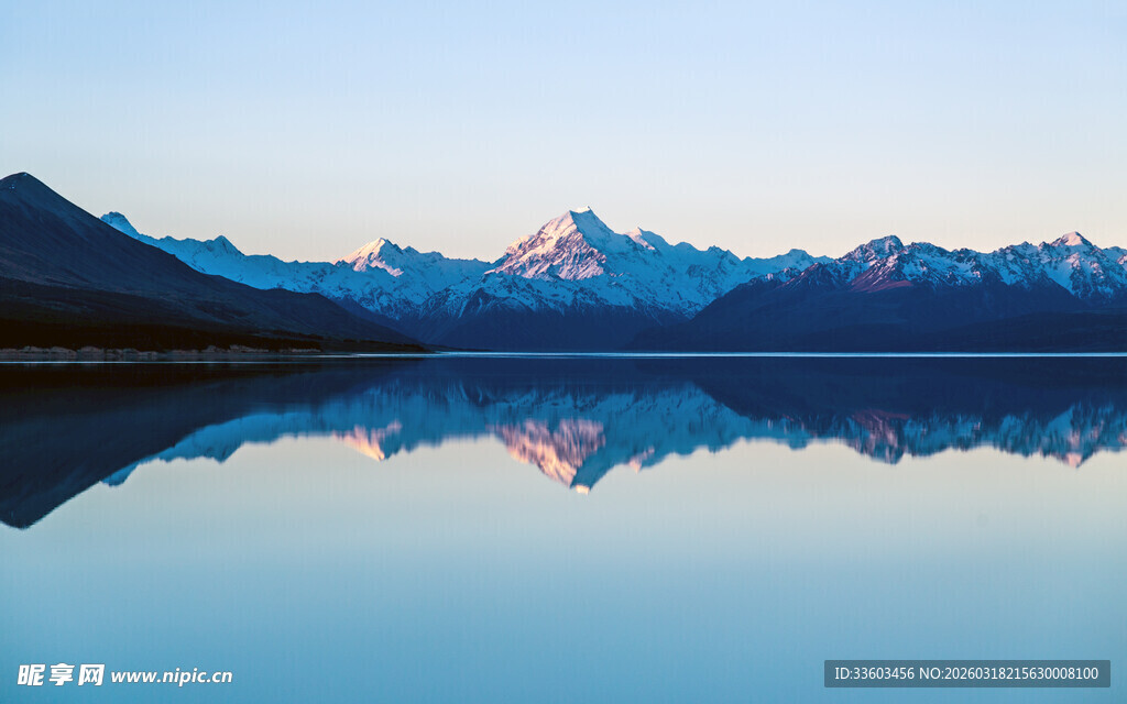 宁静湖上映照壮丽雪山