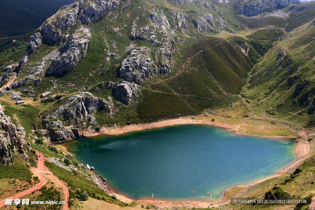高山环抱中的静谧蓝湖