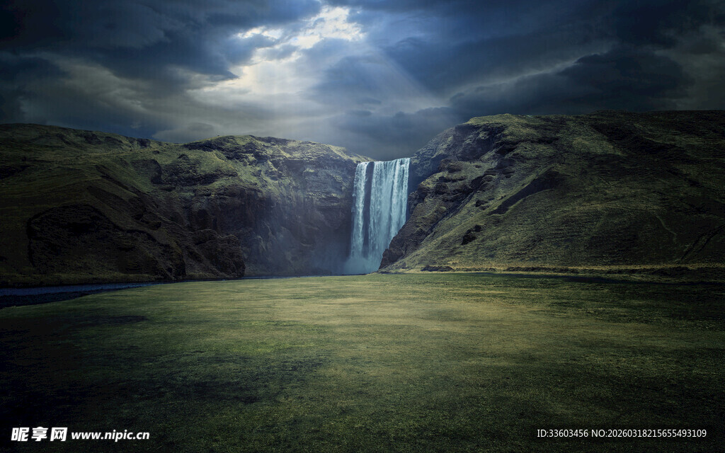 壮丽山谷中的磅礴瀑布