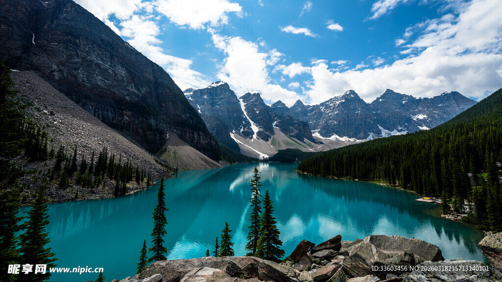 美丽高山湖泊风景写照