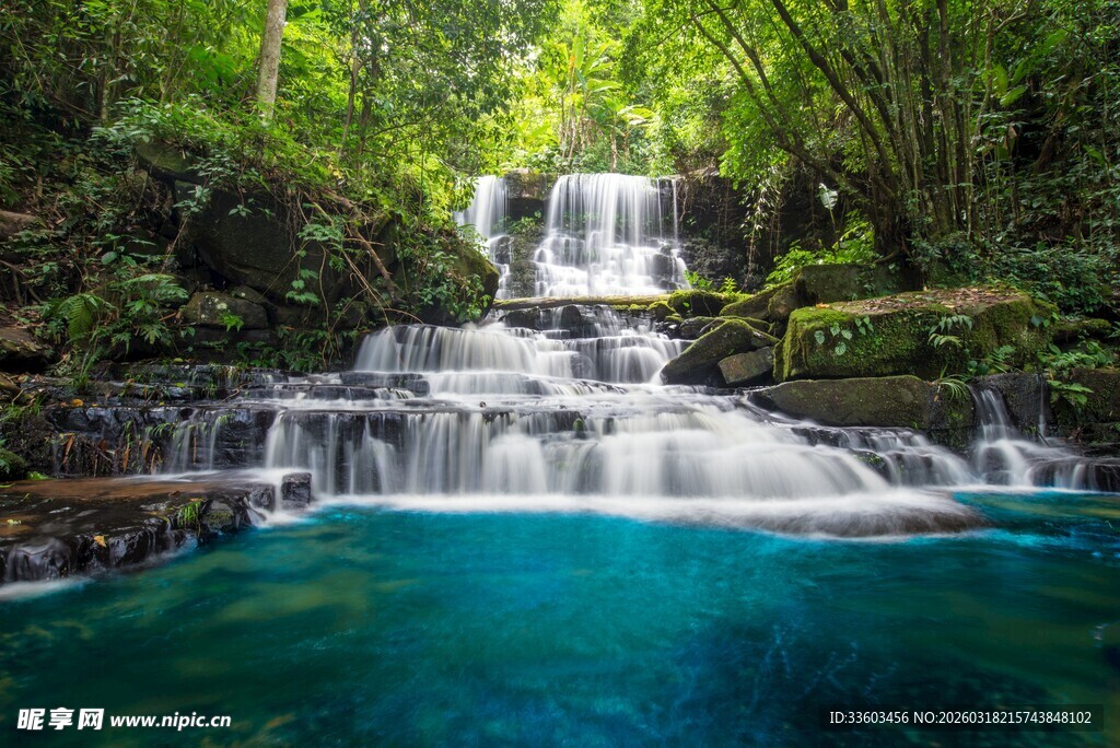 山间翠绿瀑布下的幽蓝水潭