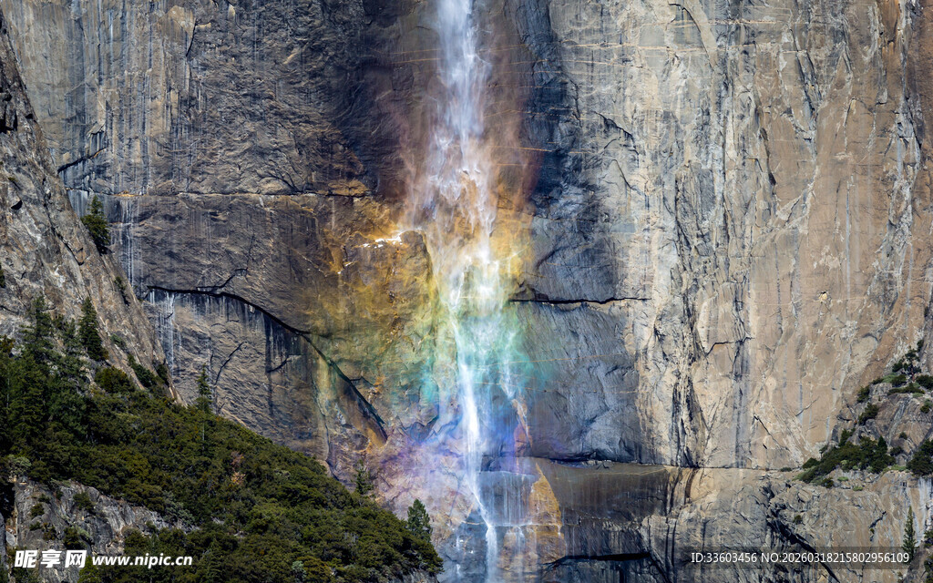 山间瀑布现绚丽彩虹