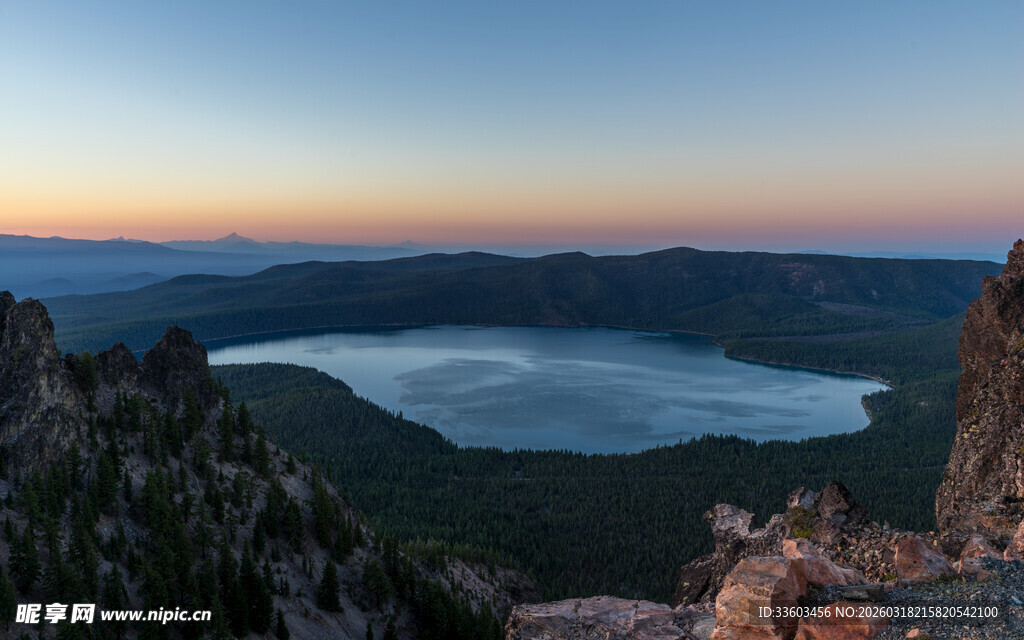 山顶俯瞰壮丽湖景风光