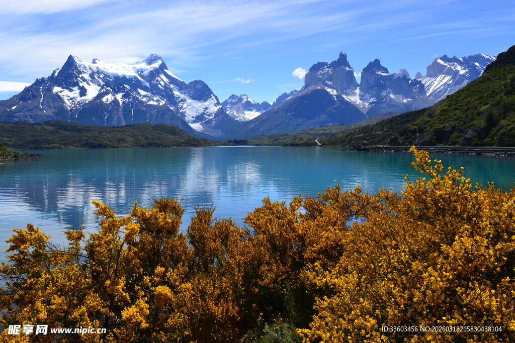 湖畔秋色与雪山壮丽景观