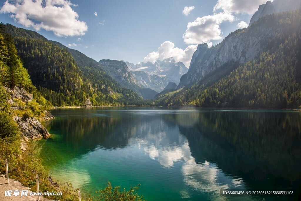 高山碧湖绝美自然景致