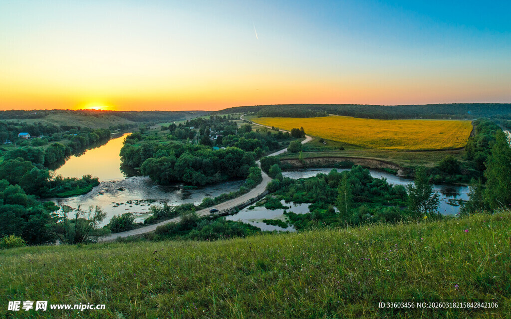 夕阳下的田园风光美景