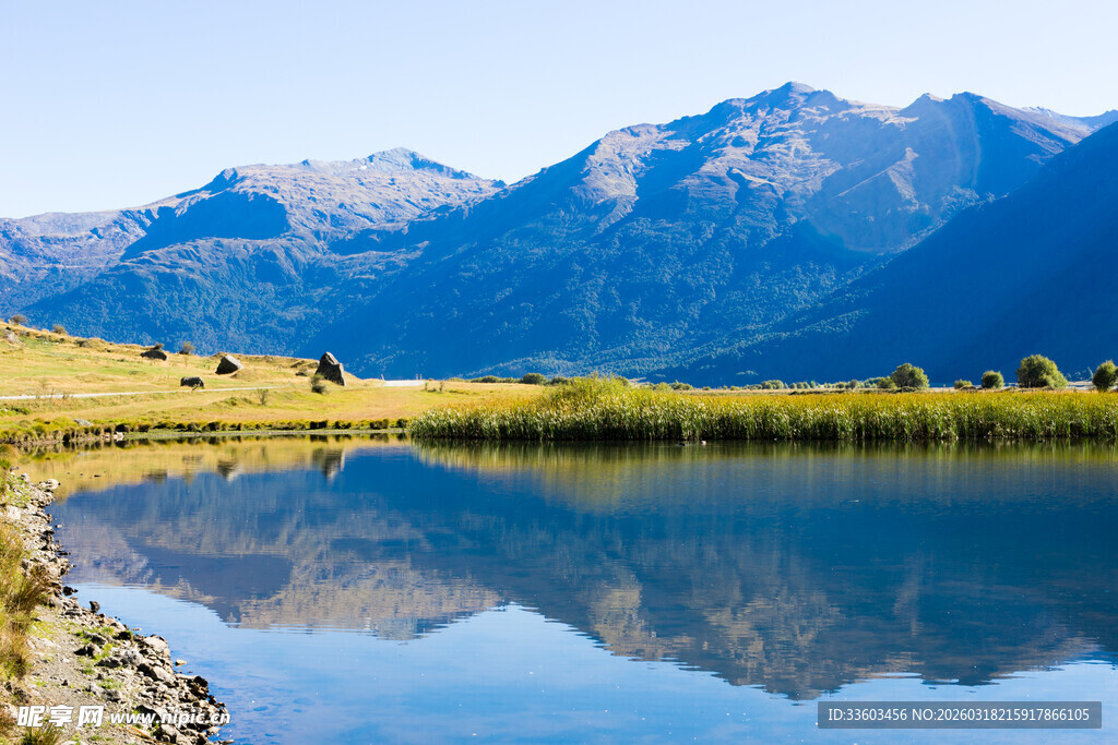 湖畔青山倒影美景