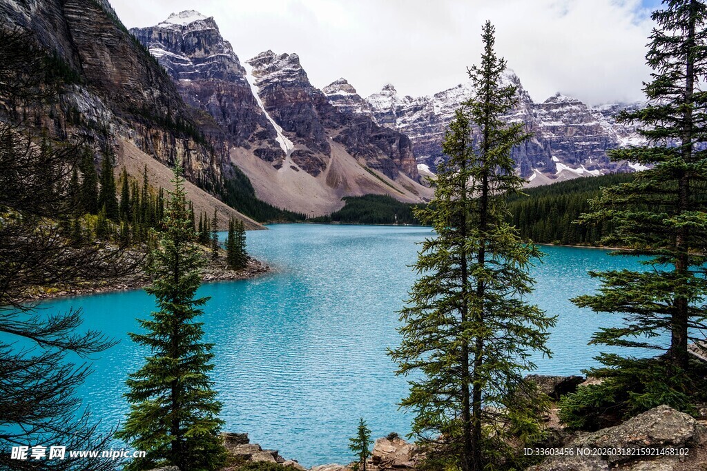 美丽高山湖泊自然景观