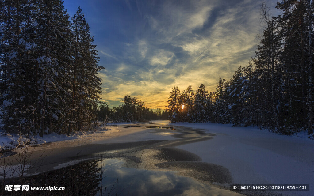 冬日雪林夕阳下的静谧之路