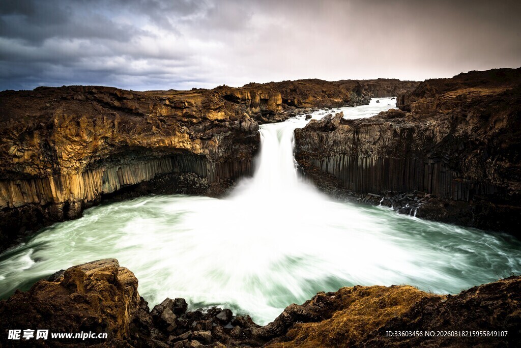 壮丽冰岛瀑布景观