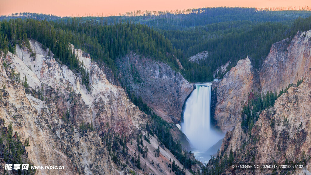 壮丽峡谷间的瀑布景观