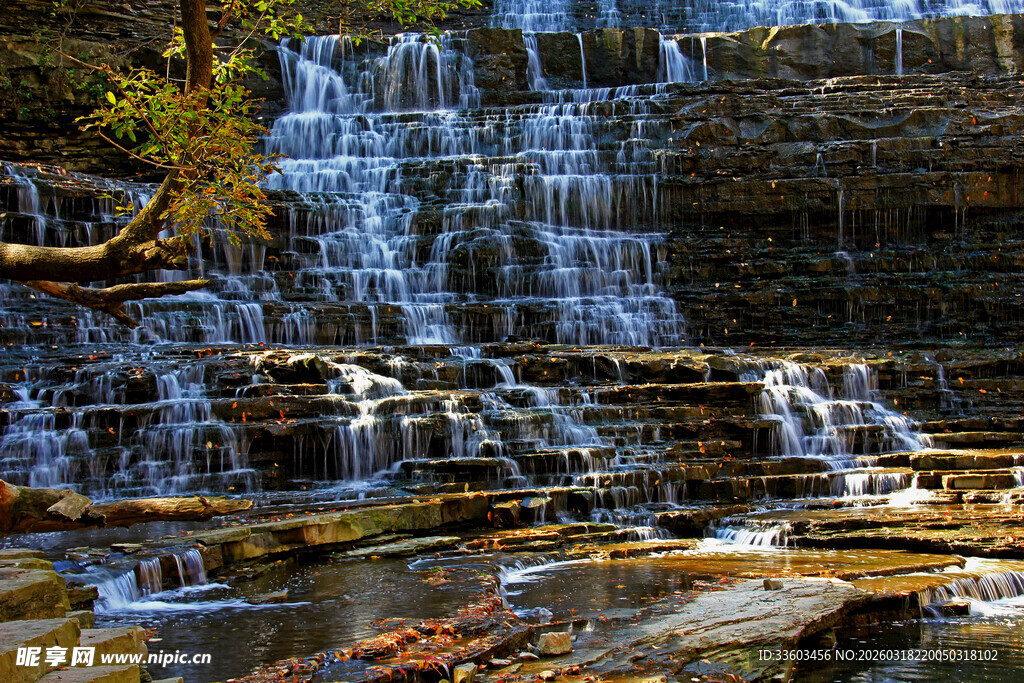 山间层叠瀑布美景