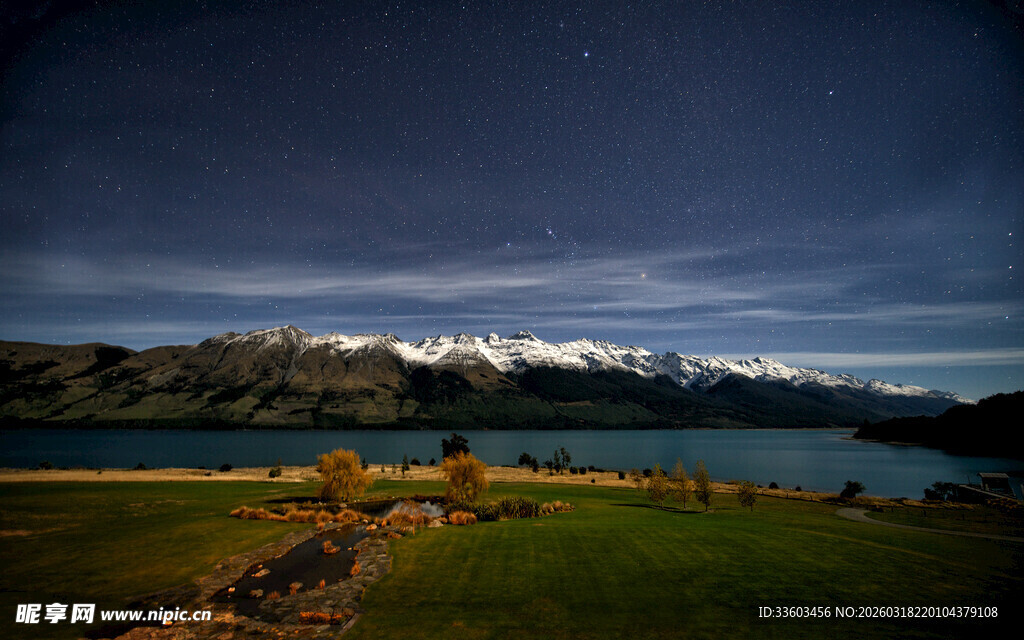 湖畔夜景星空下的美丽风光