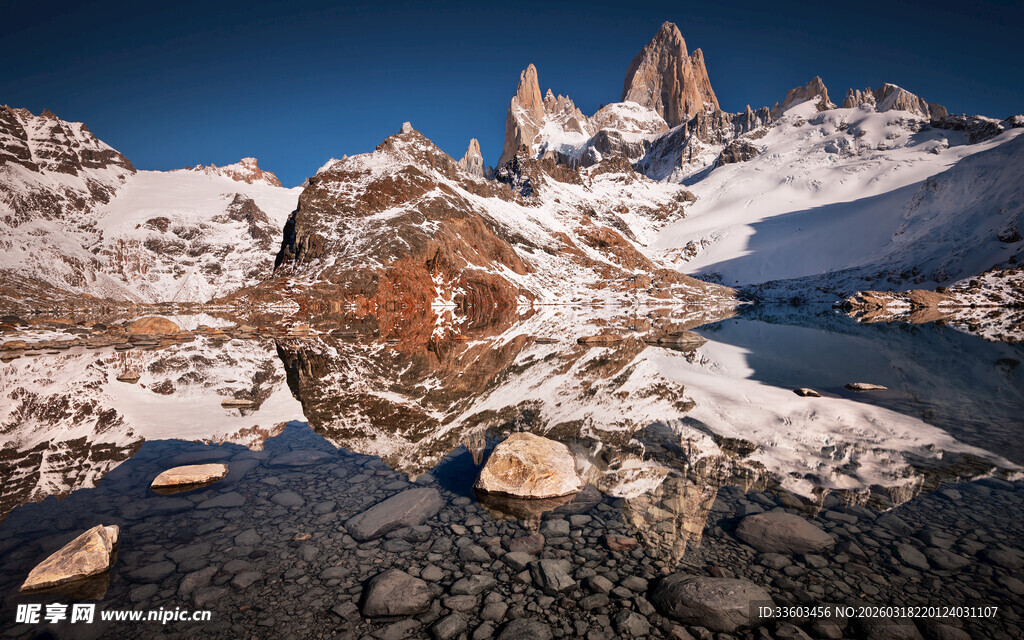 雪山下的静谧湖泊景观