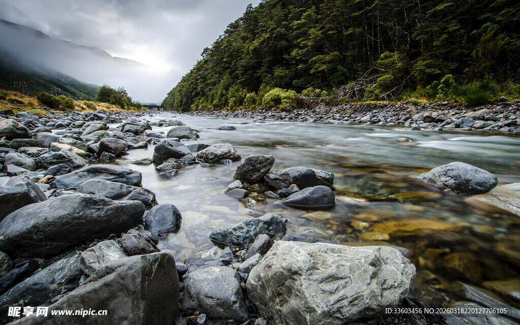 山间溪流中的嶙峋怪石