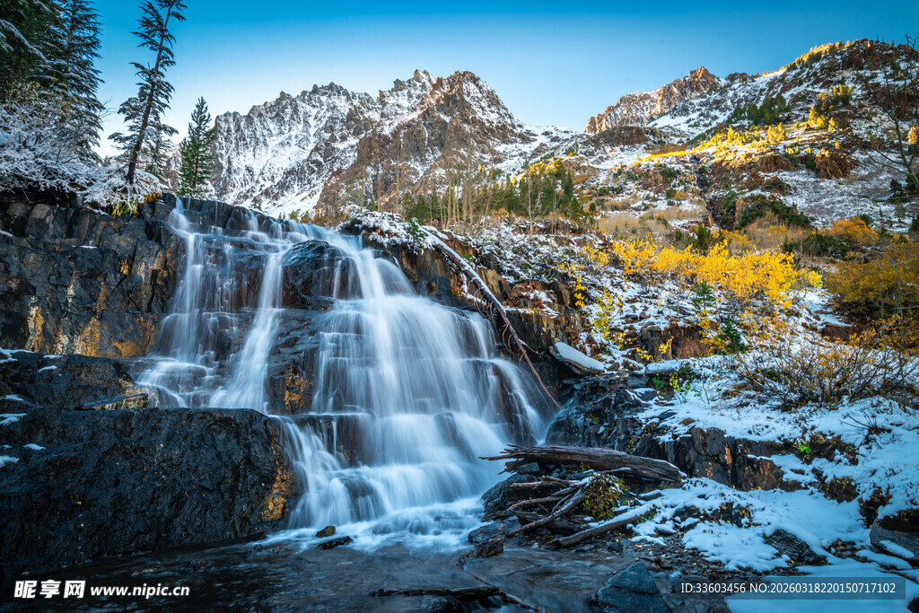 雪山瀑布的自然美景