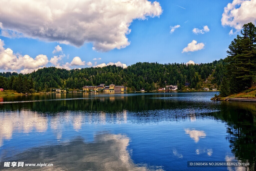 宁静湖泊映蓝天绿树