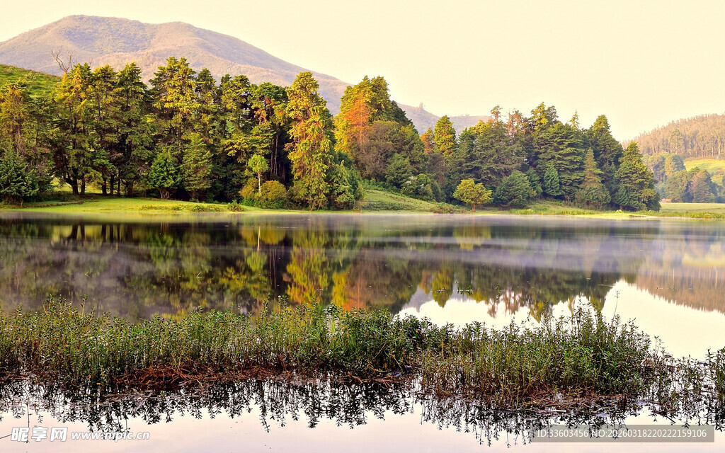 秋日湖畔美景