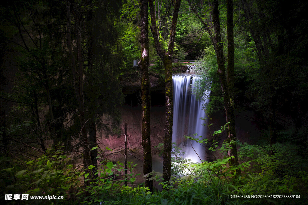 森林中的隐秘小瀑布