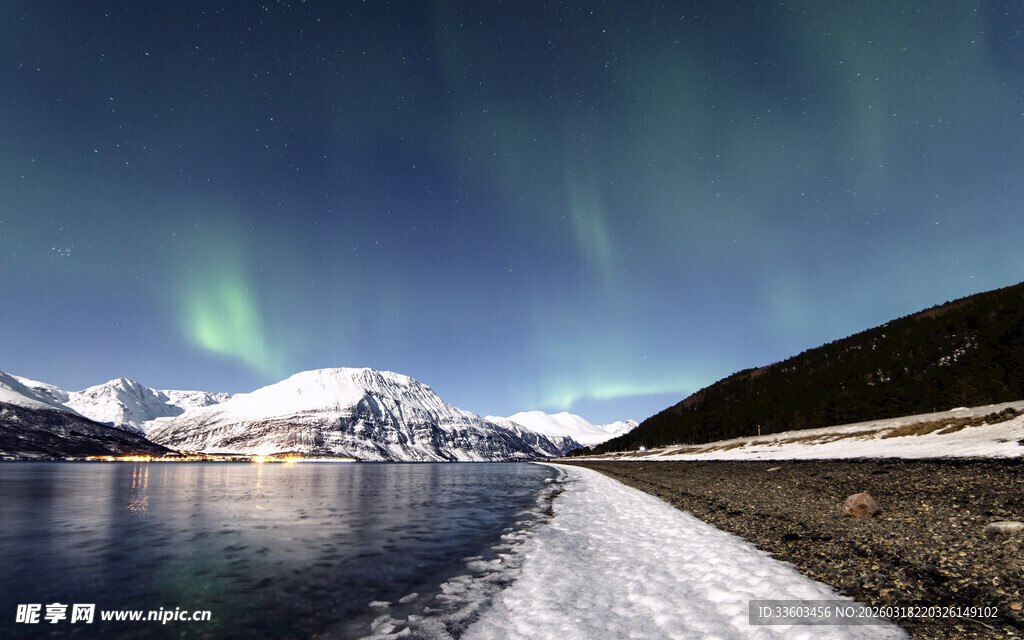 极光下的雪山湖泊风光