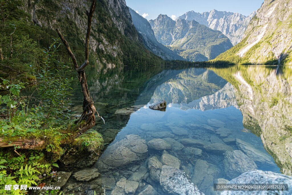 山间清澈湖水与秀丽山景