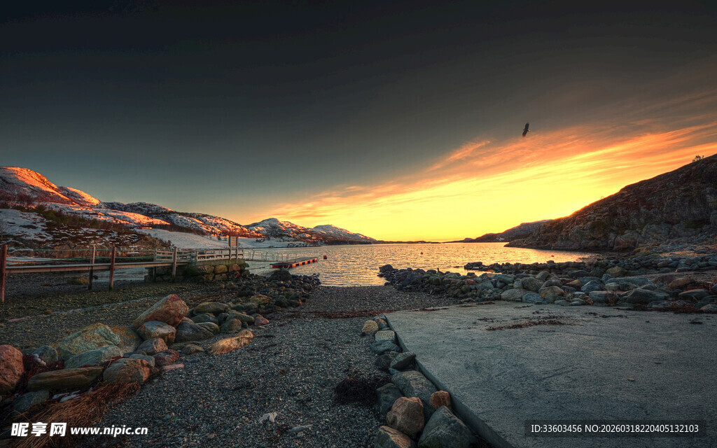 壮丽黄昏下的山水景观