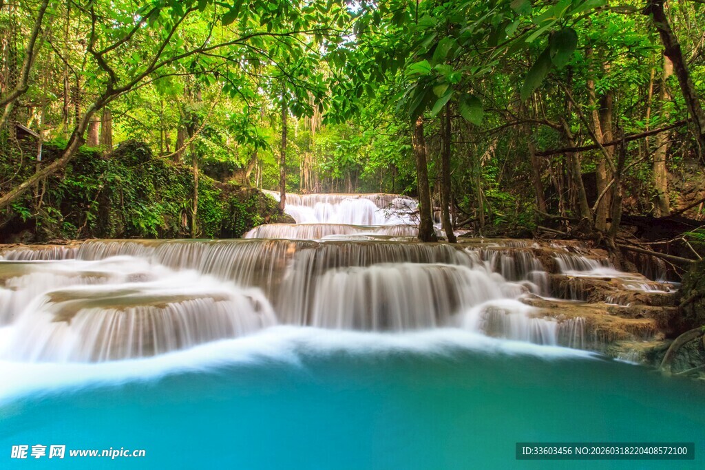 森林中的美丽层叠小瀑布