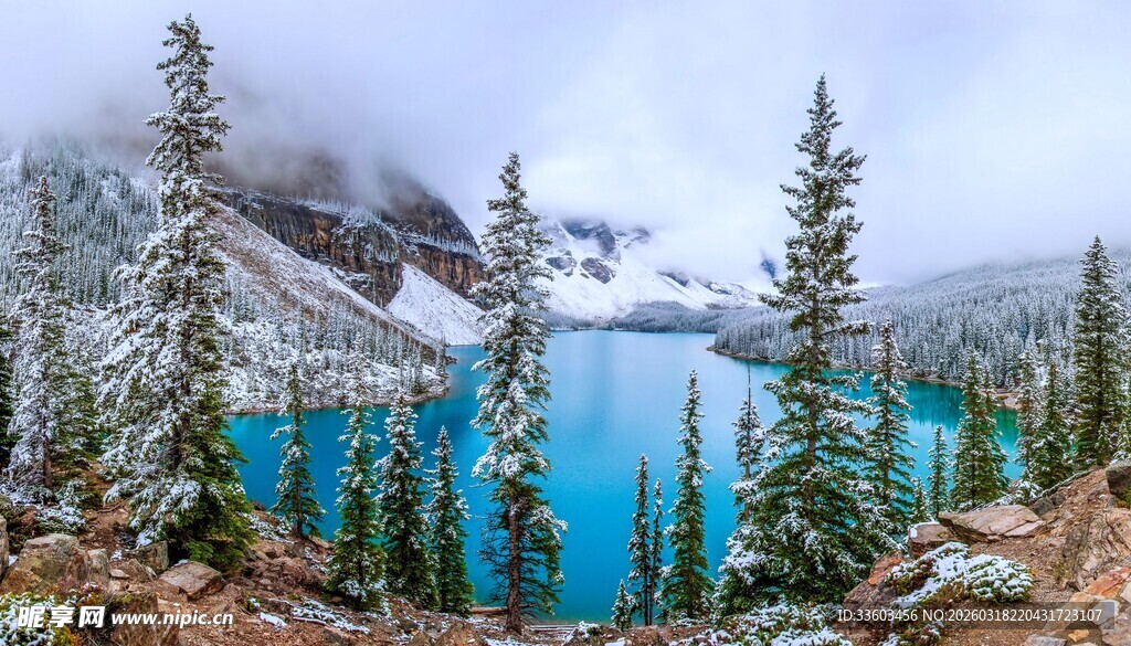 雪山环抱的碧蓝湖泊