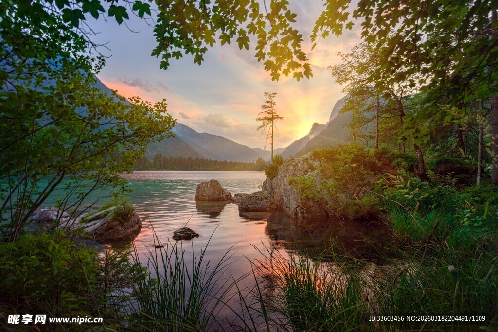 山林湖畔的绝美晨光