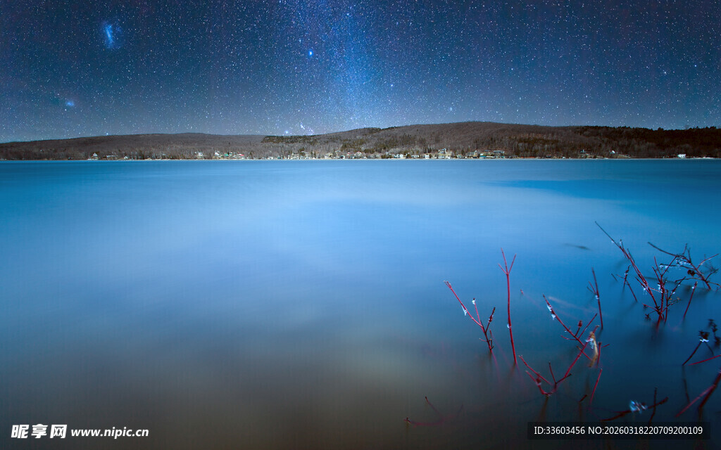 静谧湖畔星空夜景