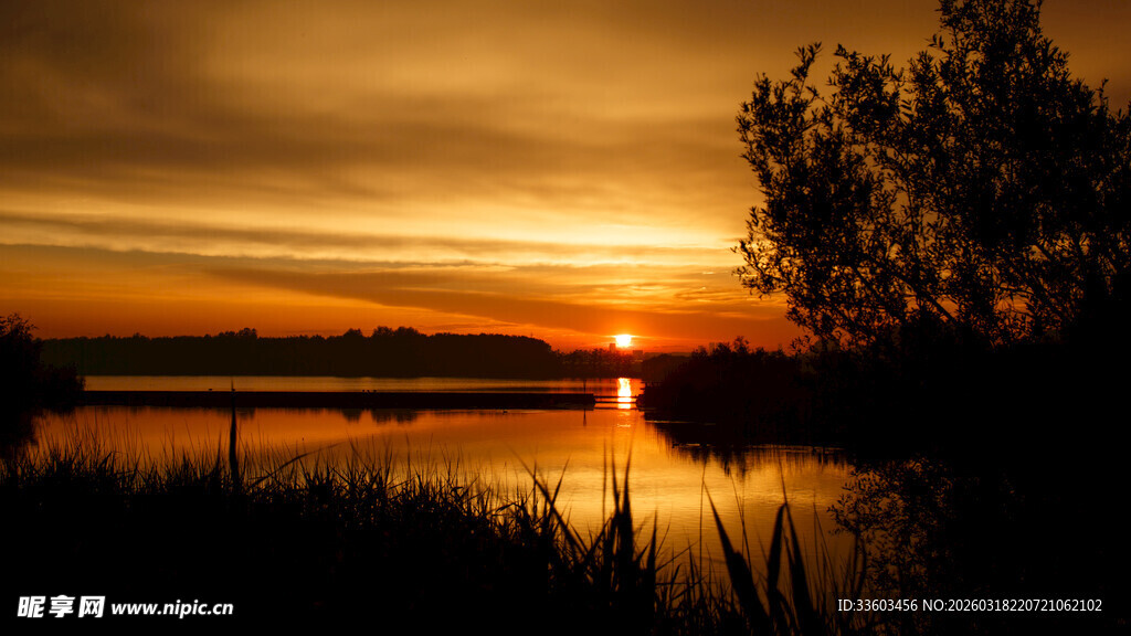 湖畔日落美景
