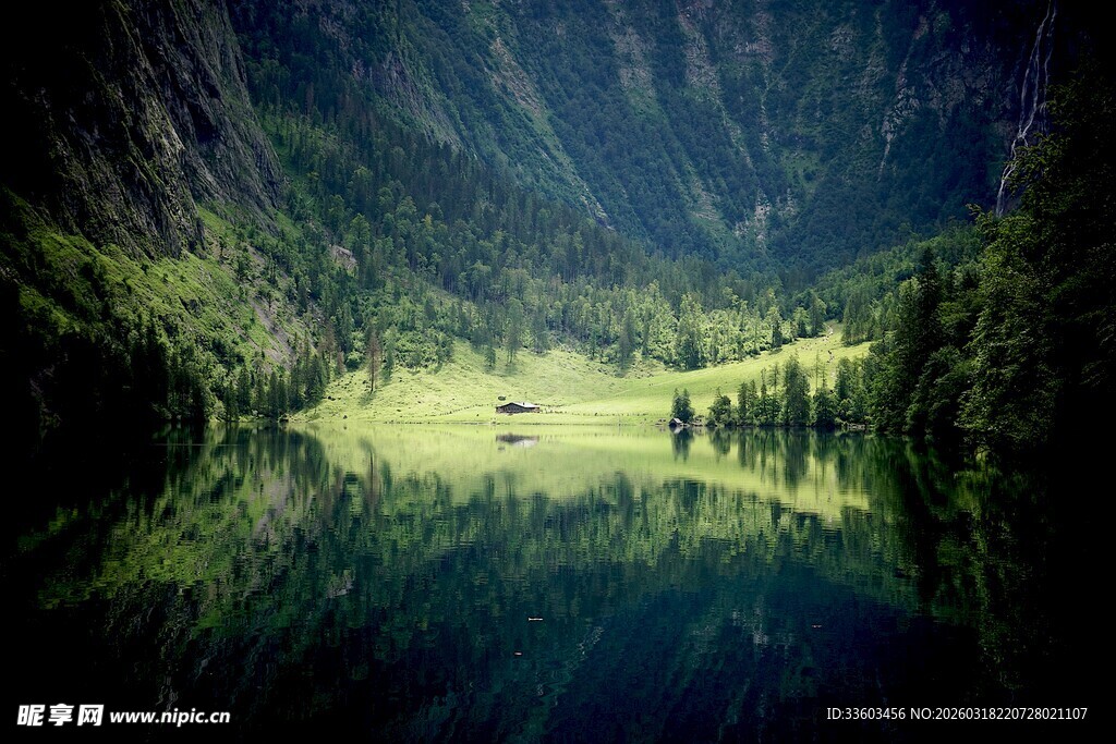 静谧山林中的清澈湖泊