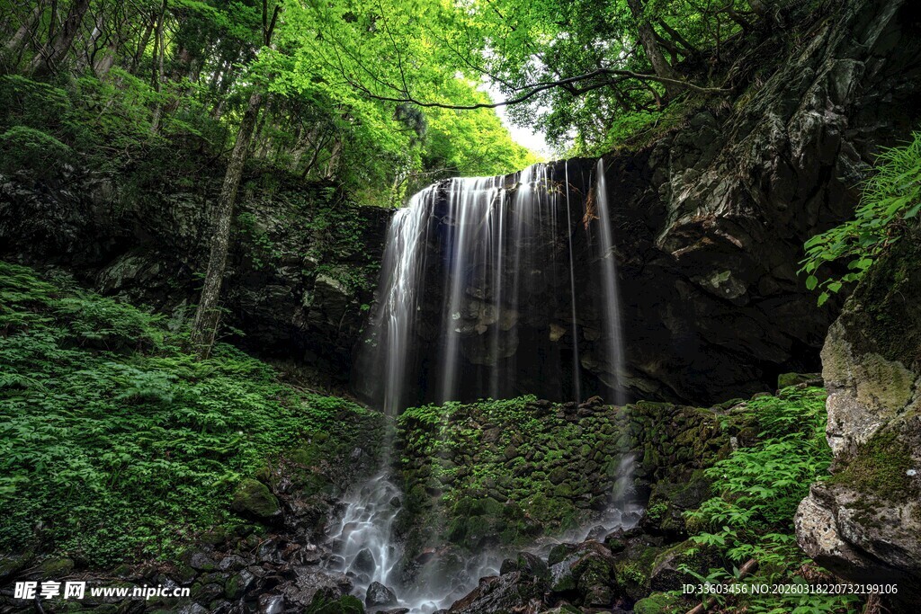 山林间的绝美瀑布景观