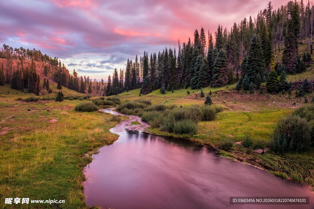 山间溪流映晚霞美景