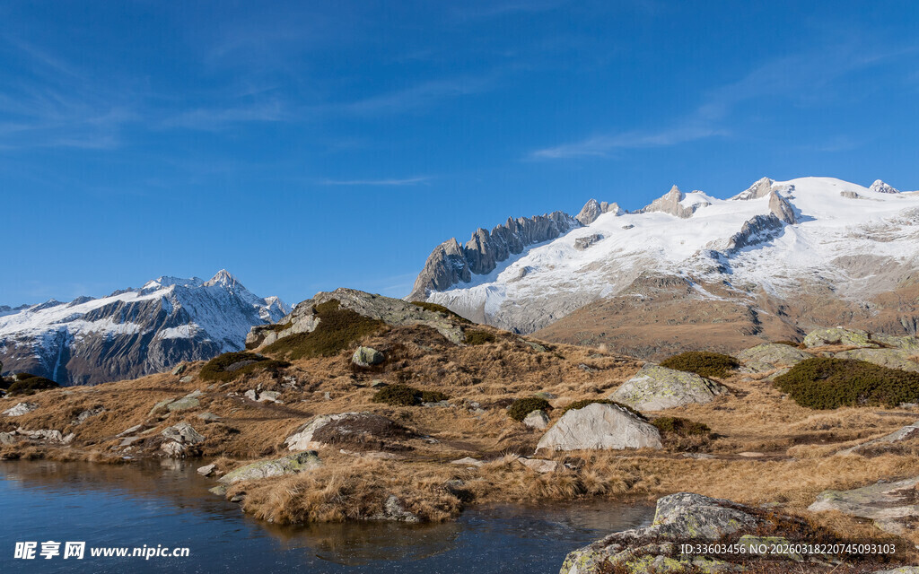 雪山下的静谧湖泊风光