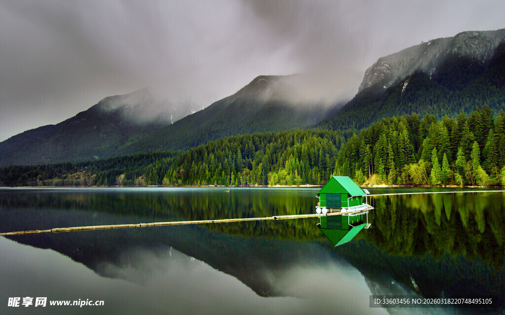 湖光山色中的静谧美景