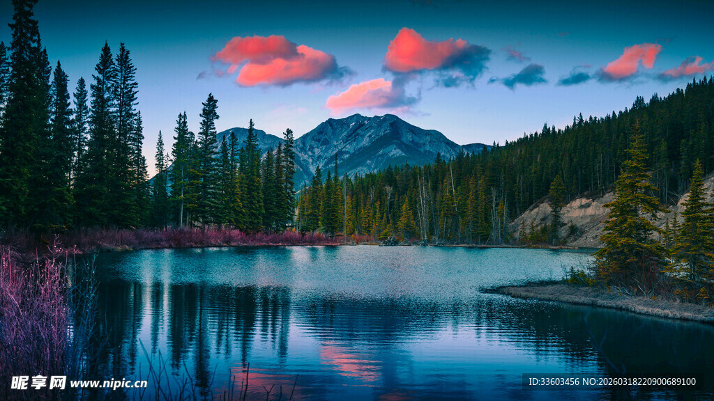 湖畔山林间的梦幻暮色