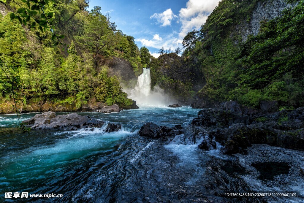 山间飞瀑下的清澈溪流