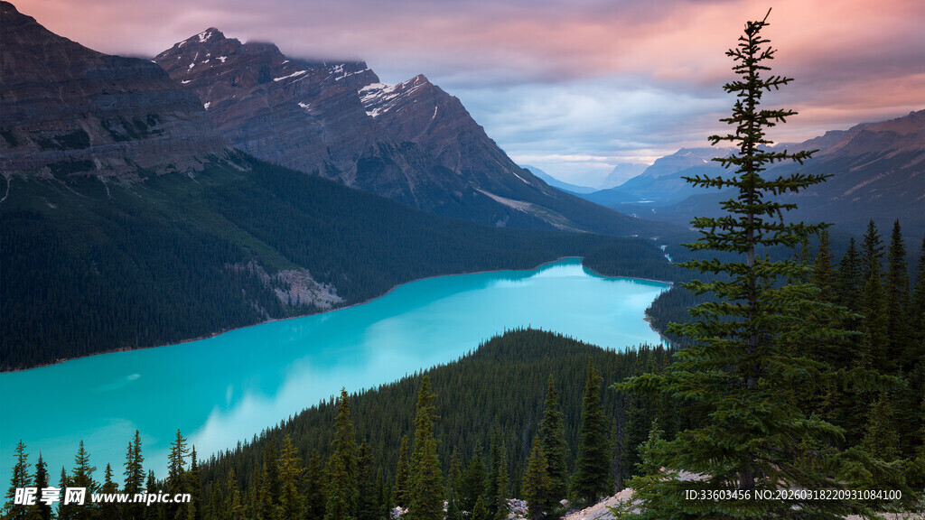壮丽山谷中的蓝湖美景