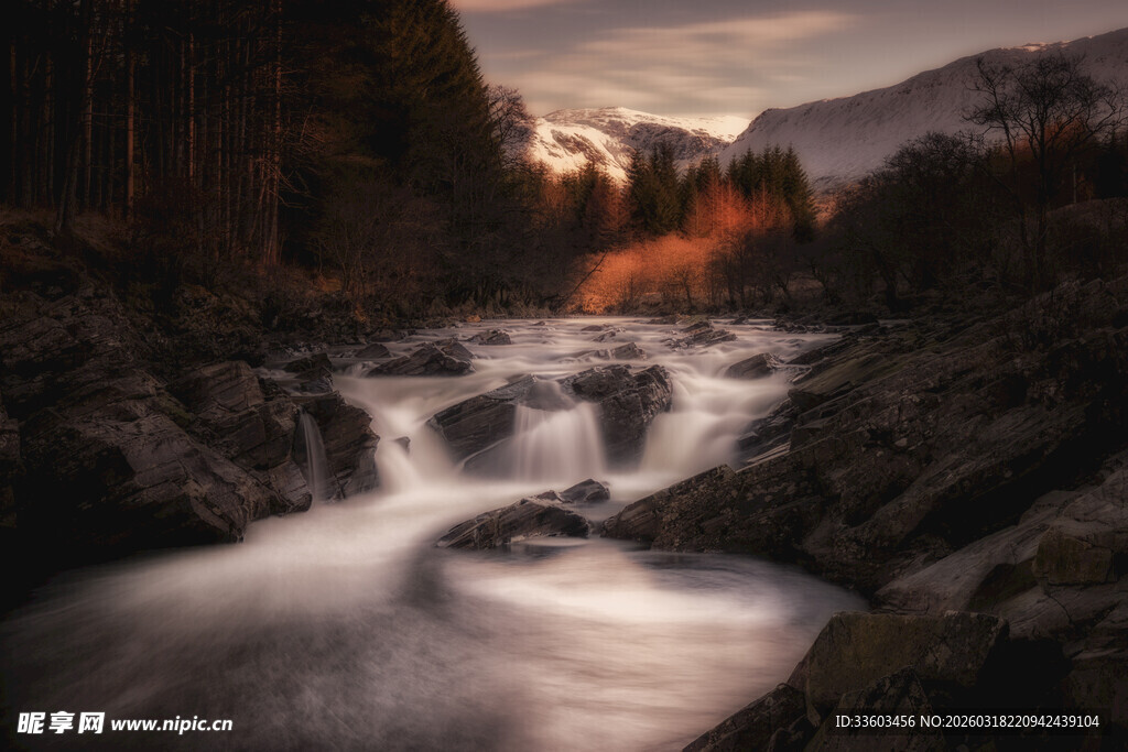 山间溪流的静谧黄昏美景